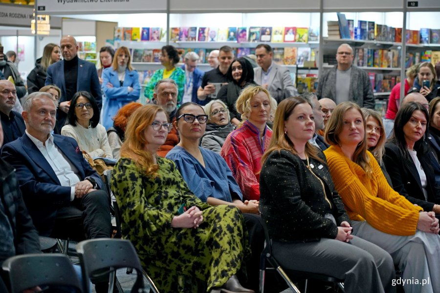 W otwarciu Targ&oacute;w Książki w Gdyni wzięli udział m.in.: prezydent Gdyni Aleksandra Kosiorek, Mariola Śrubarczyk-Cichowska &ndash; wiceprzewodnicząca Rady Miasta Gdyni, Honorata Krupka &ndash; skarbnik miasta, radna miasta Natalia Kłopotek-Gł&oacute;wczewska, Natalia Gromow &ndash; dyrektorka Biblioteki Gdynia, Katarzyna Korzeniewska &ndash; dyrektorka Gdyńskiego Centrum Kultury, Karolina Grabowicz-Matyjas &ndash; dyrektorka Muzeum Emigracji czy były prezydent Gdyni Wojciech Szczurek 