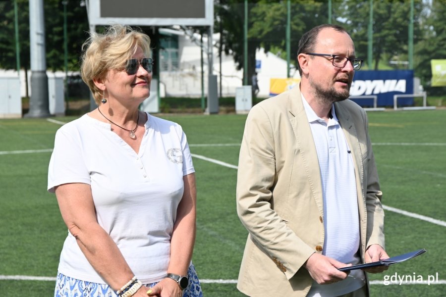 Gdyńskim rugbystkom w imieniu władz miasta pogratulowali Teresa Bysewska, przewodnicząca Komisji Sportu, Turystyki i Rekreacji w Radzie Miasta Gdyni oraz Mariusz Bzdęga, dyrektor zarządzający ds. kultury i aktywności mieszkańc&oacute;w. (fot. Łukasz Kamasz)