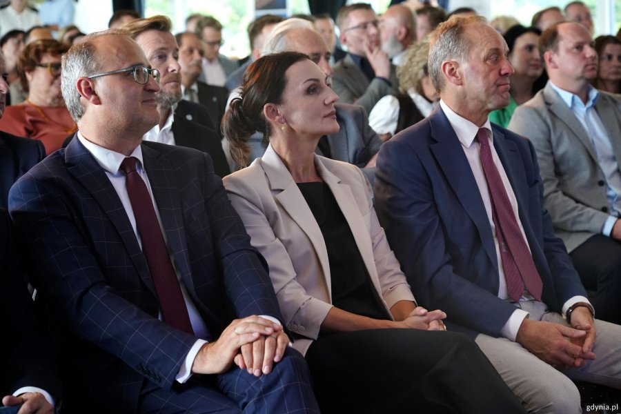 Od lewej siedzą: wicewojewoda pomorski Emil Rojek, wojewoda pomorska Beata Rutkiewicz i Mieczysław Struk, marszałek wojew&oacute;dztwa pomorskiego