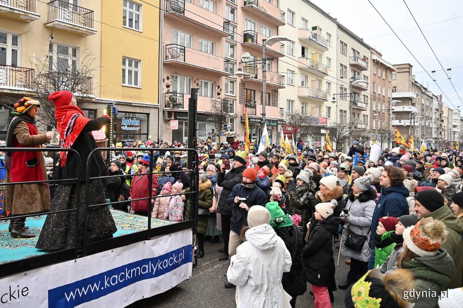Uczestnicy Orszaku Trzech Króli przyglądający się jednej ze scenek przygotowanych w ramach uroczystości 