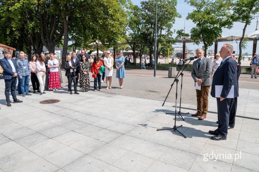Wydarzenie zgromadziło wielu gości, w tym mieszkańców Gdyni, miłośników historii oraz przedstawicieli środowisk wojskowych.