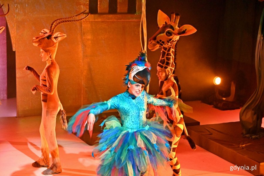 Zdjęcie z próby medialnej koncertu „Pan Disney zaprasza”. Scena zbiorowa z części poświęconej bajce „Król lew” // fot. Magdalena Czernek