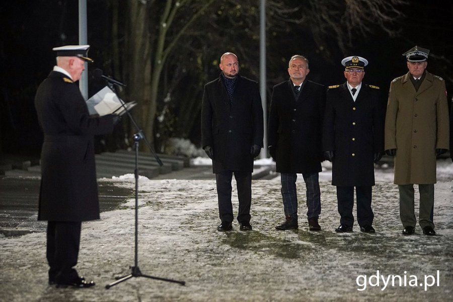 Przy mikrofonie: wiceadm. Jarosław Ziemiański - inspektor Marynarki Wojennej. W rzędzie(od lewej): Jacek Siewiera - szef BBN, Wojciech Szczurek - prezydent Gdyni i wiceadm. Krzysztof Jaworski - dowódca Centrum Operacji Morskich - dowódca Komponentu Morskiego podczas capstrzyku z okazji 105. rocznicy utworzenia MW