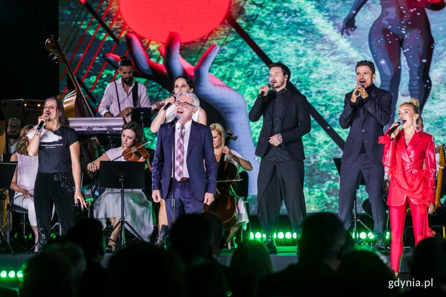 Galę uświetnił występ muzyków (od lewej): Michał Szpak, Robert Janowski, Renata Przemyk, Cukier, Janusz Radek oraz Ania Wyszkoni // fot. Karol Stańczak