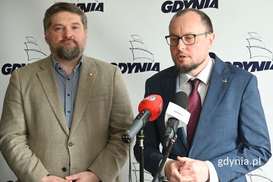 Od lewej: przewodniczący Rady Miasta Gdyni Tadeusz Szemiot oraz dyrektor zarządzający ds. kultury i aktywności mieszkańców Mariusz Bzdęga stojący przed mikrofonem