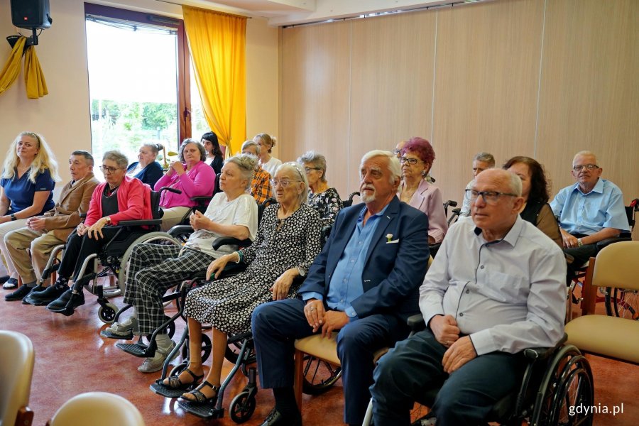 Społeczność Domu Pomocy Społecznej w Gdyni podczas uroczystości z okazji 91. urodzin Przemysława Dyakowskiego