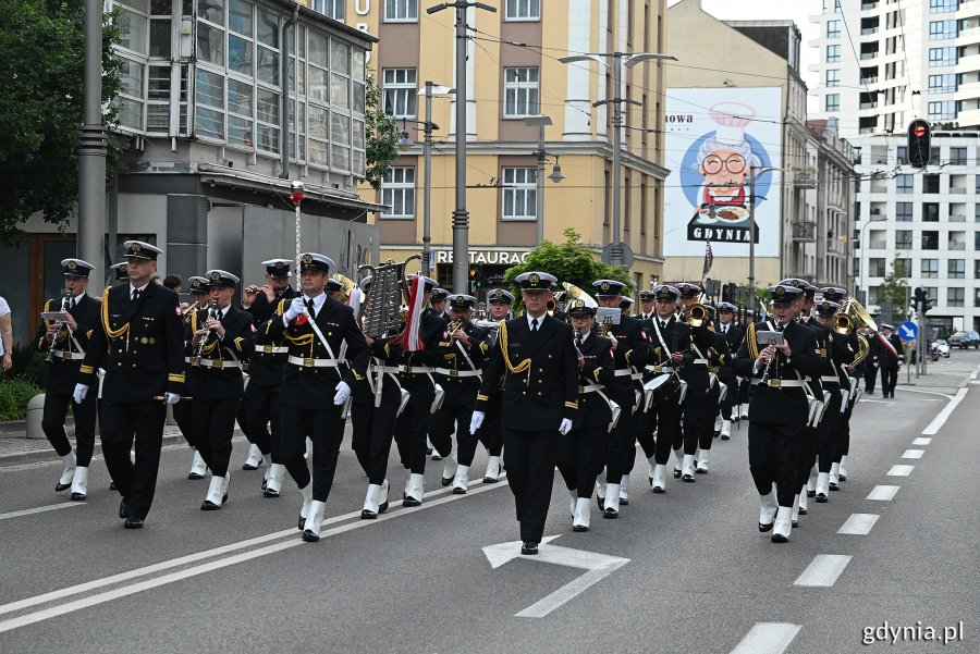 Orkiestra Reprezentacyjna Marynarki Wojennej podczas przemarszu na uroczysty apel z okazji Święta Morza