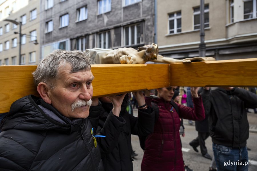 Ukraińcy niosący krzyż podczas Gdyńskiej Drogi Krzyżowej // fot. Przemysław Kozłowski