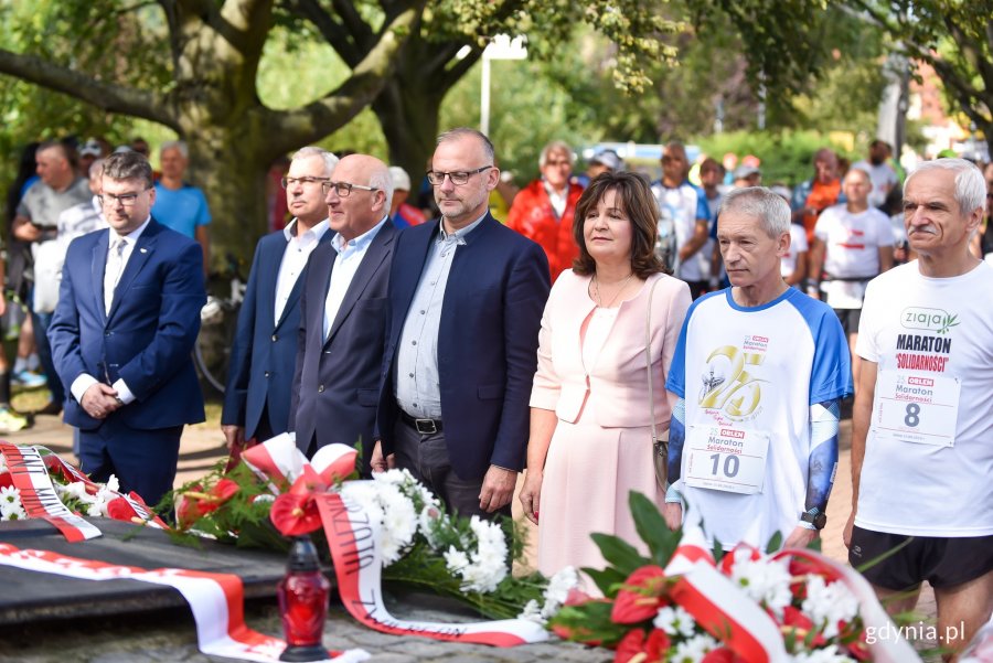 Maraton "Solidarności" przebiegł ulicami Gdyni. Przed startem pod pomnikiem Pamięci Ofiar Grudnia '70 odbyły się uroczystości z udziałem wiceprezydenta Gdyni Michała Gucia, a także przedstawicieli samorządu i parlamentu // fot. Maciej Czarniak