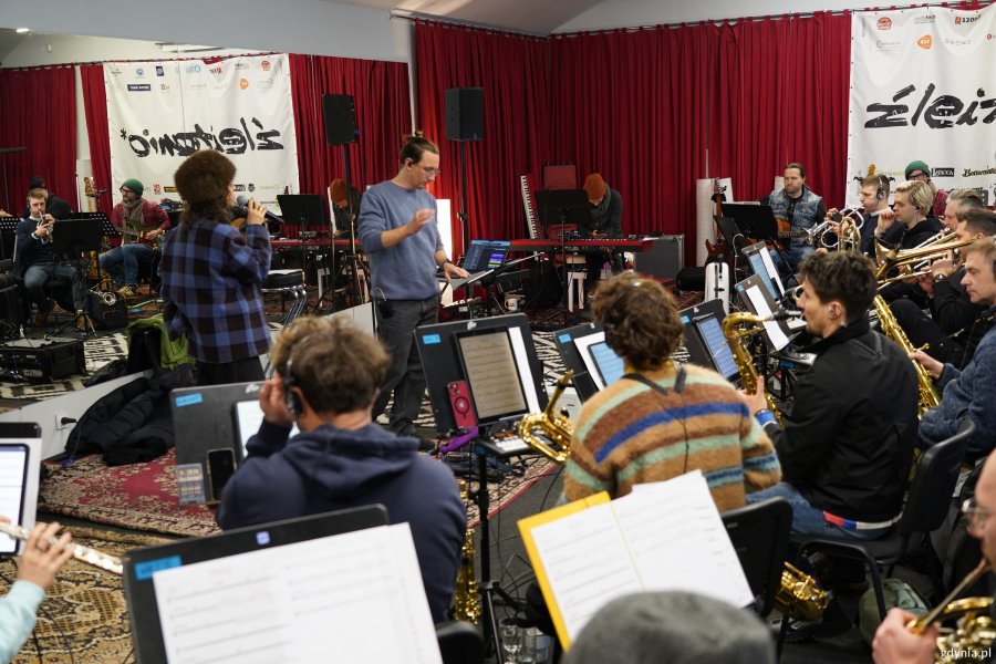 Natalia Kukulska i Stokłosa Collective Orchestra pod batutą Jana Stokłosy na pr&oacute;bie do koncertu na stulecie Gdyni