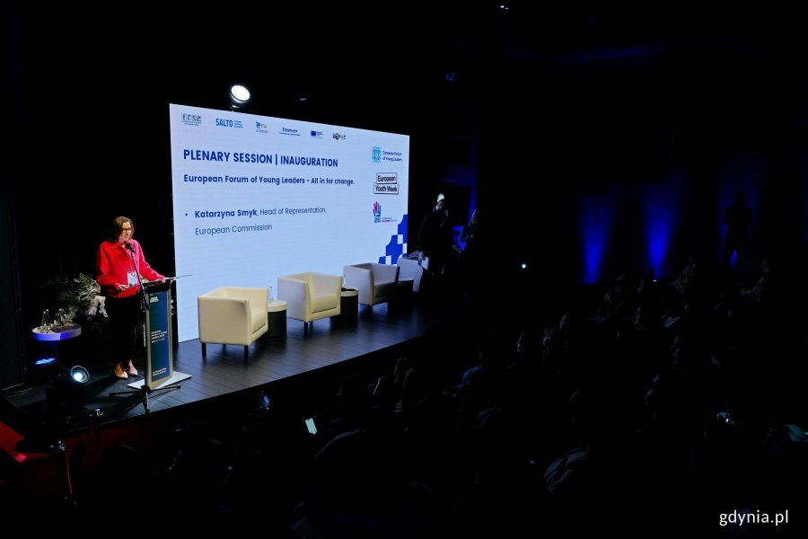 dr Katarzyna Smyk, dyrektorka Przedstawicielstwa Komisji Europejskiej w Polsce, przemawiająca podczas otwarcia Europejskiego Forum Młodych Lider&oacute;w