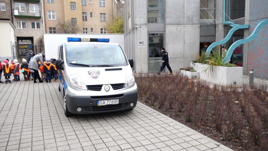   Pokaz sprzętu, jakim na co dzień posługują się strażnicy miejscy i tego nietypowego - służącego do łapania i odstraszania dzikich zwierząt. To tylko niektóre z atrakcji, jakie czekały na dzieci z Przedszkola nr 25, fot. Sławomir Okoń