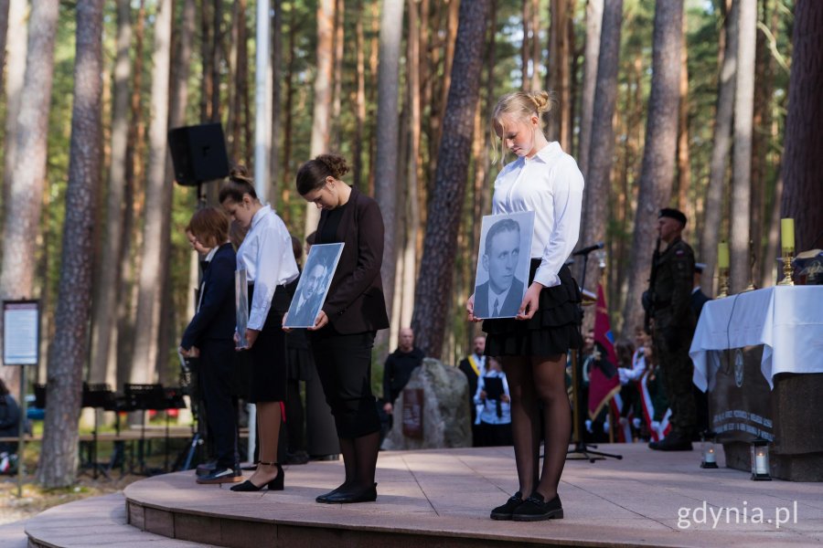 Młodzież podczas uroczystości w piaśnickim sanktuarium