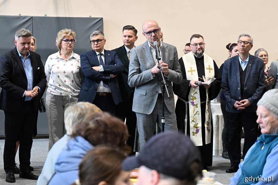 Gości w towarzystwie radnych i wolontariuszy wita wiceprezydent Bartłomiej Austen