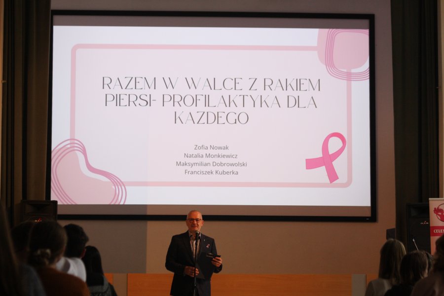 Mężczyzna na mównicy