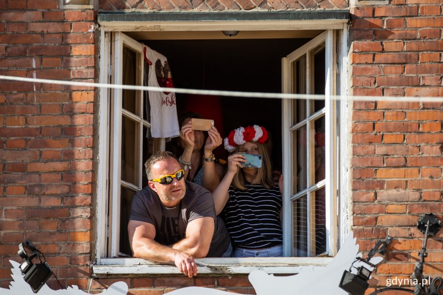Kulminacyjnym punktem obchodów był wiec na Długim Targu, który rozpoczął się o godz. 17.30 od odśpiewania hymnu Europy, fot. Piotr Hukało.