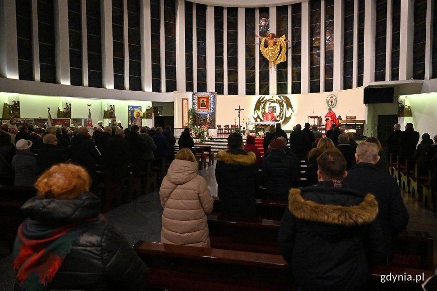 Uczestnicy obchodów 42. rocznicy wprowadzenia stanu wojennego podczas mszy w kościele pw. Matki Bożej Nieustającej Pomocy i św. Piotra Rybaka