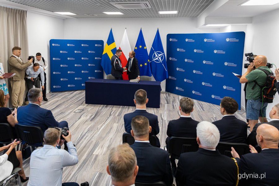 Polsko-szwedzkie rządowe konsultacje w Gdyni. Podpisanie um&oacute;w dotyczących programu Orka (fot. Kamil Złoch)