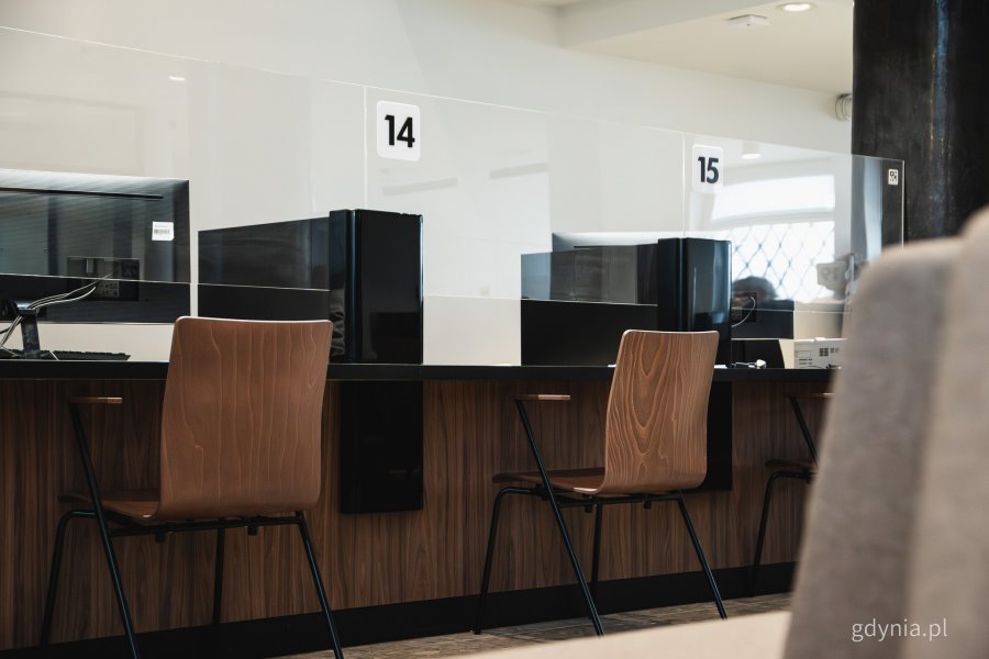 Sala Obsługi Mieszkańc&oacute;w w Urzędzie Miasta Gdyni po remoncie (fot. Kamil Złoch)