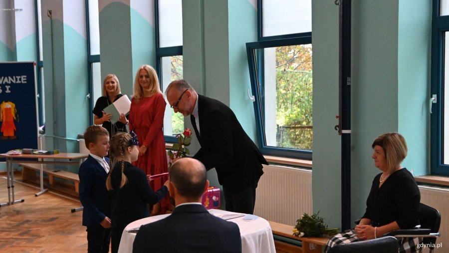 Wiceprezydent Gdyni składa życzenia społeczności szkolnej Szkoły Podstawowej nr 13 w Gdyni // Fot. Magdalena Śliżewska