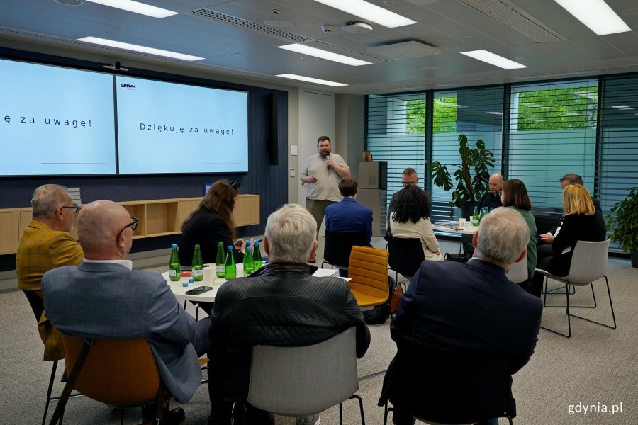 Mateusz Pawłowski &ndash; lider Zespołu ds. turystyki i gastronomii Gdyńskiej Rady Dialogu Gospodarczego przemawiający podczas posiedzenia w 3T Office Parku
