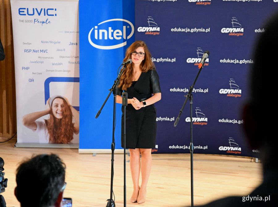 Inauguracja Zespołu Szkół nr 8 w programie Microsoft Flagship School, mówi Wanda Buk, podsekretarz stanu w Ministerstwie Cyfryzacji, fot. Kamil Złoch, fot. Kamil Złoch