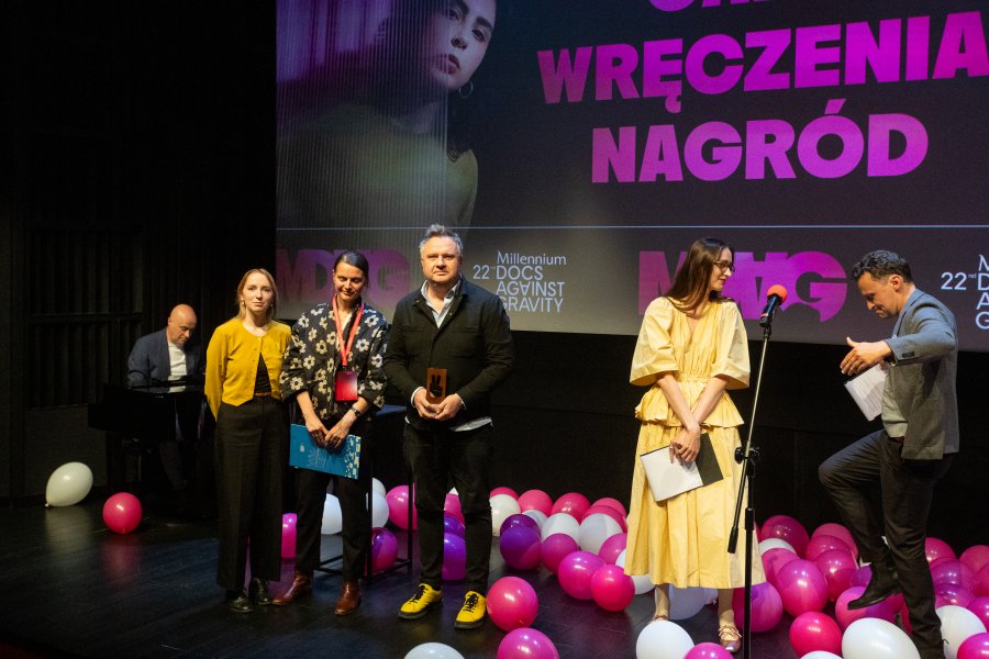 Od lewej Maciej Łyszkiewicz, jury ECS: Olga Gulińska oraz Magdalena Fryze-Seroka, Jerzy Rados (który w imieniu Alisy Kovalenko odebrał statuetkę), Krystyna Weiher-Sitkiewicz oraz stąpający między balonami Przemysław Rydzewski 