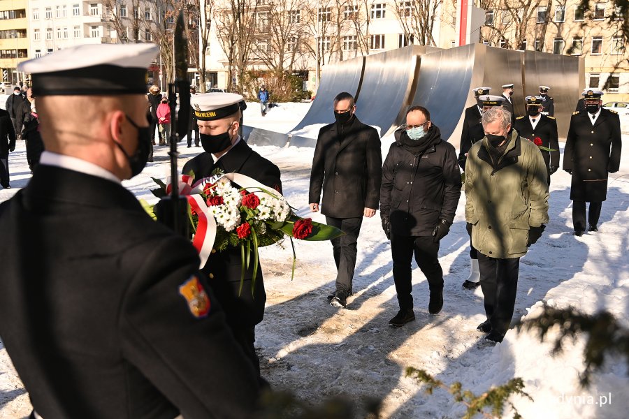 Obchody 79. rocznicy utworzenia Armii Krajowej przy pomniku Armii Krajowej na Skwerze Kościuszki w Gdyni. N/z wiceprzewodniczący Rady Miasta Gdyni Marcin Wołek i Andrzej Bień oraz radny Zenon Roda. Fot. Michał Puszczewicz