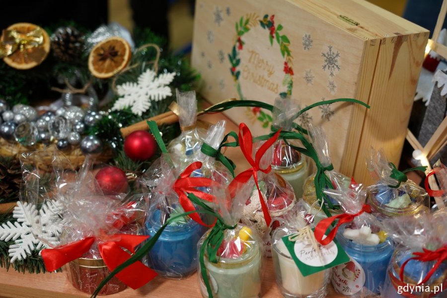 Zapakowane upominki ułożone na stoliku