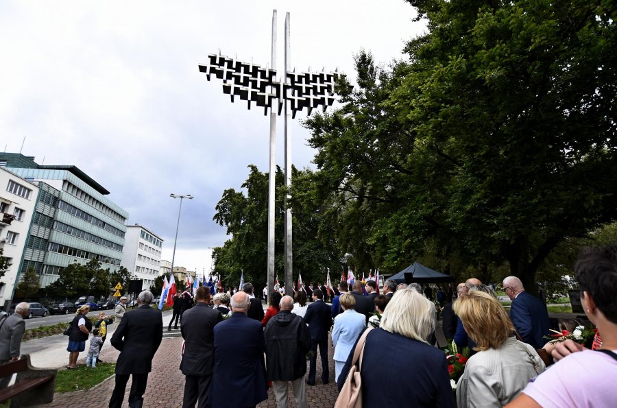 Uroczystości pod pomnikiem Ofiar Grudnia '70 przy Urzędzie Miasta Gdyni // fot. Kamil Złoch