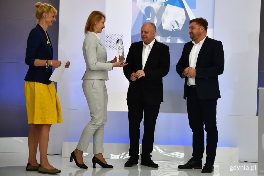Przedstawiciele Polish Media London odbierają nagrodę w kategorii redakcja medium polonijnego // fot. Michał Puszczewicz