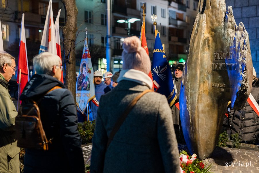 Ludzie zgromadzeni przy pomniku