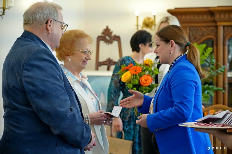 Prezydent Aleksandra Kosiorek wręcza medal jubilatom 