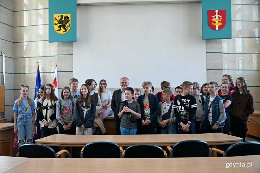 Uczniowie z klasy VI C Szkoły Podstawowej nr 43 wraz z prezydentem Gdyni Wojciechem Szczurkiem i radną Mariką Domozych podczas wizyty w Urzędzie Miasta Gdyni // fot. Magdalena Czernek