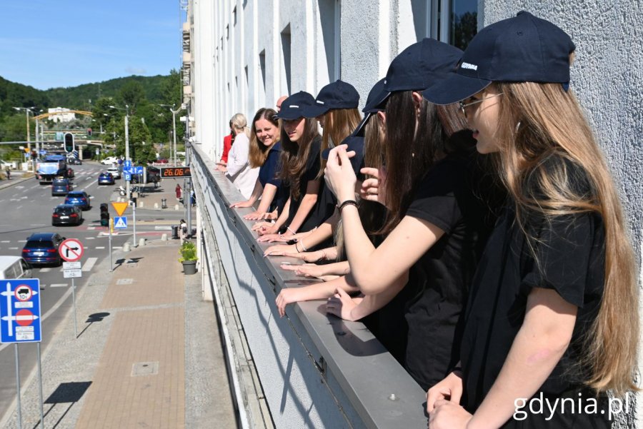 Prezydent Gdyni Aleksandra Kosiorek wraz z wokalistkami z zespołu wokalnego „Kropki” (fot. Magdalena Starnawska)