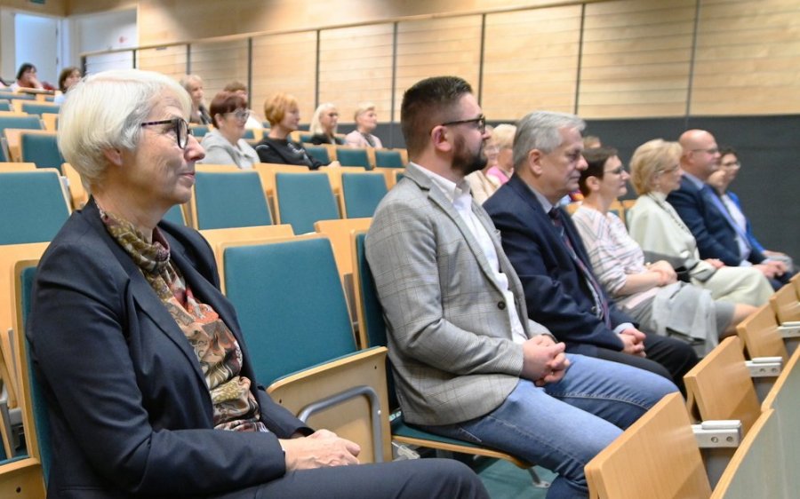 Joanna Zielińska - przewodnicząca Rady Miasta Gdyni i inni uczestnicy obchodów Dnia Ławnika Polskiego i uroczystości z okazji zakończenia kadencji ławników sądowych 2020-2023, która odbyła się w Pomorskim Parku Naukowo-Technologicznym 