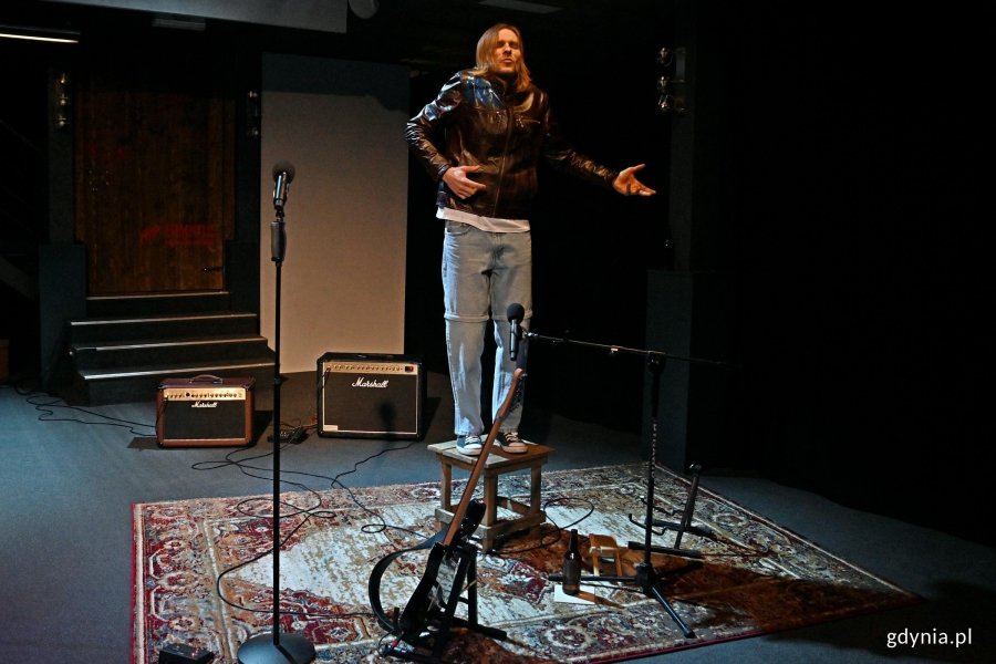 Jacek Bała podczas pr&oacute;by monodramu &bdquo;Dream, czyli jak nie zostałem Kurtem Cobainem&rdquo; w Teatrze Miejskim 