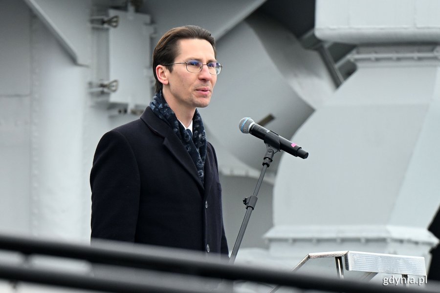Poseł Kacper Płażyński przemawiający podczas oficjalnych uroczystościach z okazji 100. rocznicy nadania Gdyni praw miejskich