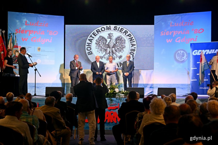 Od lewej: prezydent Gdyni Wojciech Szczurek, odznaczeni bohaterowie Sierpnia '80 i Andrzej Kołodziej - prezes Fundacji Pomorska Inicjatywa Historyczna podczas uroczystości w sali koncertowej Zarządu Morskiego Portu Gdynia // fot. Magdalena Czernek