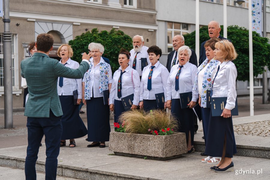 Oprawę muzyczna uroczystości zapewnił chór „Dzwon Kaszubski” pod dyrekcją Stanisława Ładziaka. Fot. Mateusz Dietrich