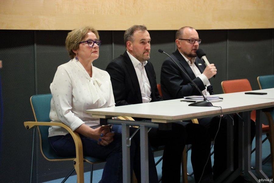 Na zdjęciu (od lewej): radna miasta Teresa Bysewska, wiceprezydent Gdyni Tomasz Augustyniak i dyrektor zarządzający ds. kultury i aktywności mieszkańc&oacute;w Mariusz Bzdęga