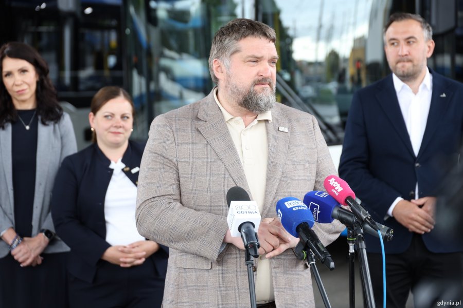 Na zdjęciu: Tadeusz Szemiot, przewodniczący Rady Miasta Gdyni (przy mikrofonie), Aleksandra Kosiorek, prezydent Gdyni, Agnieszka Jankowska, prezes sp&oacute;łki GKM i wiceprezydent Gdyni Tomasz Augustyniak