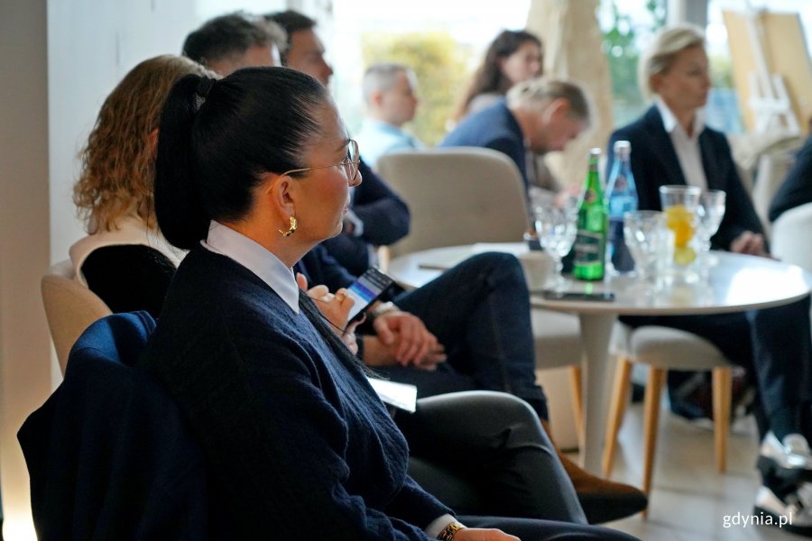 Członkowie Gdyńskiej Rady Dialogu Gospodarczego podczas spotkania w BanGlob Marinie