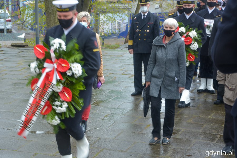 Przewodnicząca Rady Miasta Gdyni Joanna Zielińska złożyła kwiaty przed pomnikiem Obrońców Wybrzeża w Redłowie // fot. Paweł Kukla