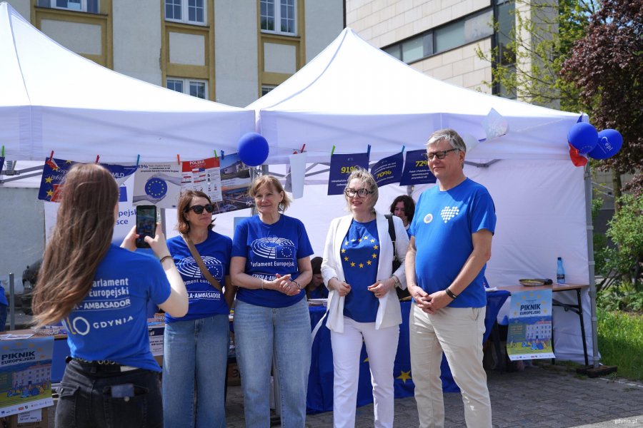 Oosby w niebieskich koszulkach