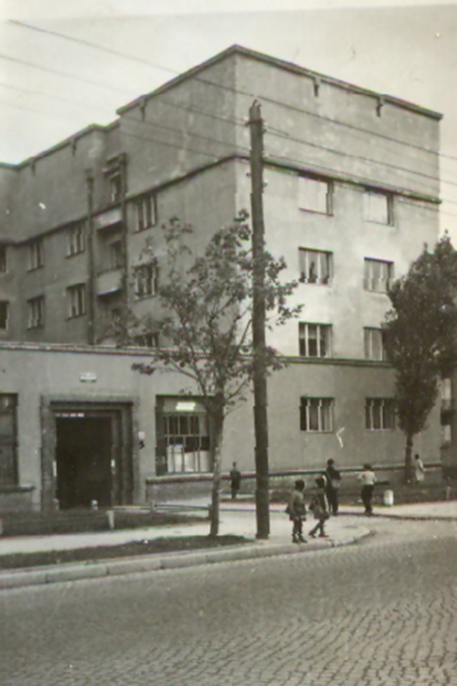 Pierwsza lokalizacja Szkoły Podstawowej nr 17 w Gdyni przy ul. Morskiej 108 C w 1945 roku (fot. archiwum szkoły)