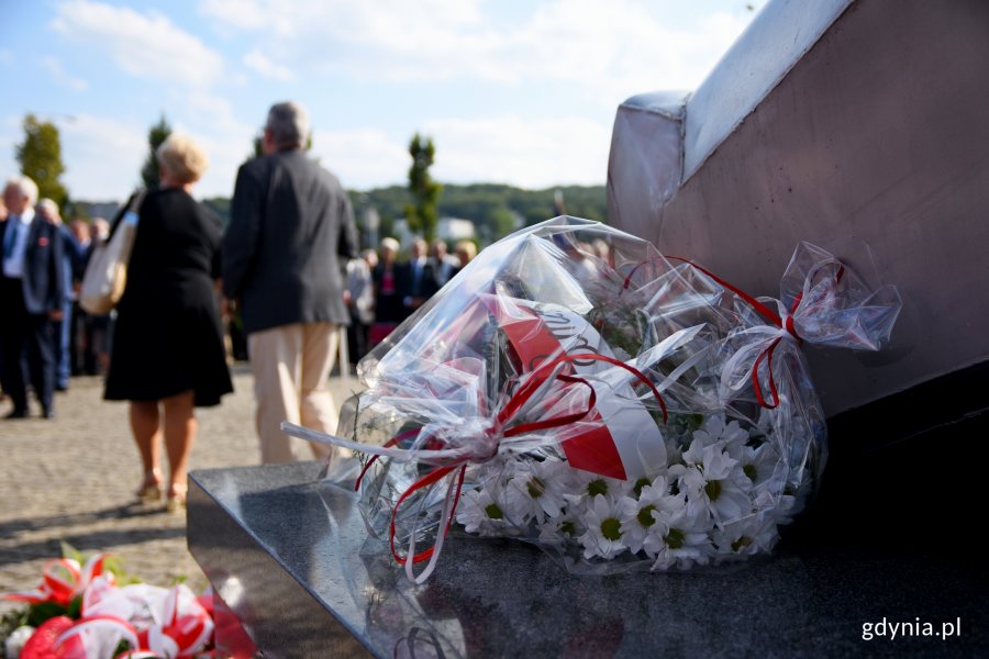 Symboliczne złożenie kwiatów pod pomnikiem Ofiar Grudnia '70, fot. Kamil Złoch
