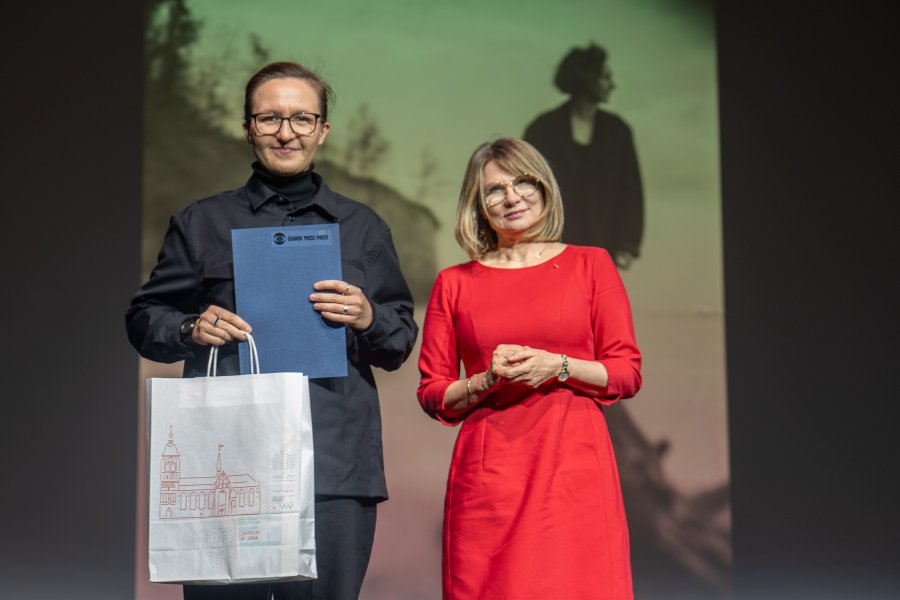 Honorata Krupka – skarbnik miasta Gdyni z Martyną Niećko – zdobywczynią wyróżnienia Prezydent Miasta Gdyni w konkursie Gdańsk Press Photo 2025