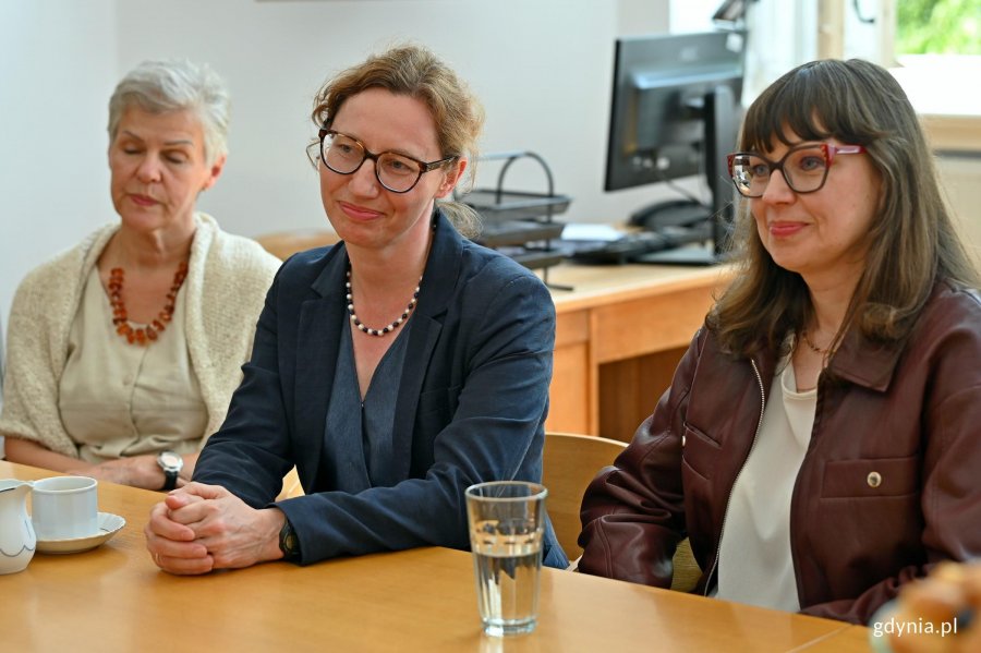 Od prawej: dr inż. arch. Paulina Szewczyk &ndash; architektka miasta Gdyni i adiunktka w Katedrze Planowania Przestrzennego na Wydziale Architektury Politechniki Gdańskiej, prof. Karolina Krośnicka &ndash; prodziekan ds. nauki Wydziału Architektury Politechniki Gdańskiej oraz prof. Magdalena Podwojewska &ndash; prodziekan ds. kształcenia Wydziału Architektury Politechniki Gdańskiej podczas spotkania związanego z podpisaniem listu intencyjnego o wsp&oacute;łpracy Gdyni i Politechniki Gdańskiej 