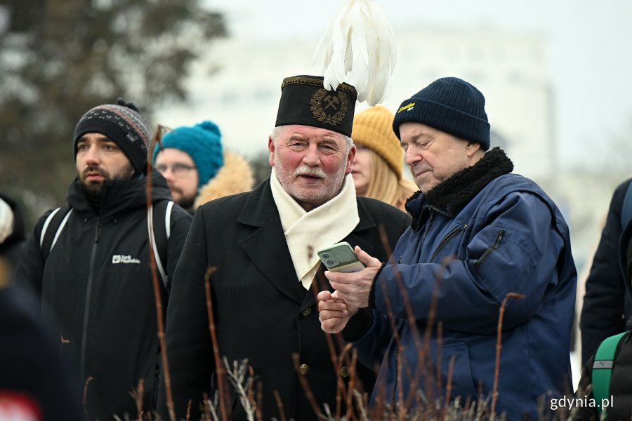 Osoby uczestniczące w oficjalnych uroczystościach z okazji 100. rocznicy nadania Gdyni praw miejskich 